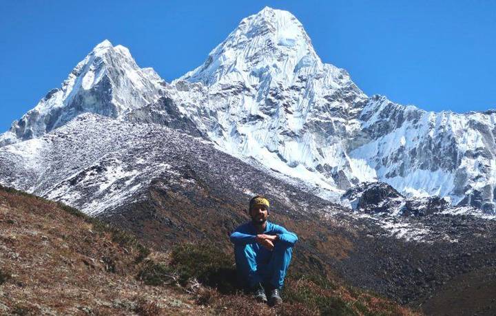 El perfil inconfundible de la montaña Ama Dablam, una presencia constante durante el trekking al Everest Base Camp. Para