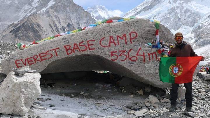 La piedra que señala la llegada al Everest Base Camp a 5.364 metros de altitud, un lugar de gran simbolismo
