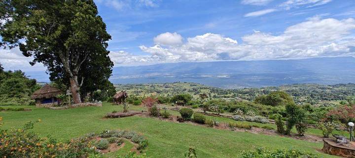 Vista del valle desde un jardín en lo alto del escarpe, bajo un cielo cargado de nubes.