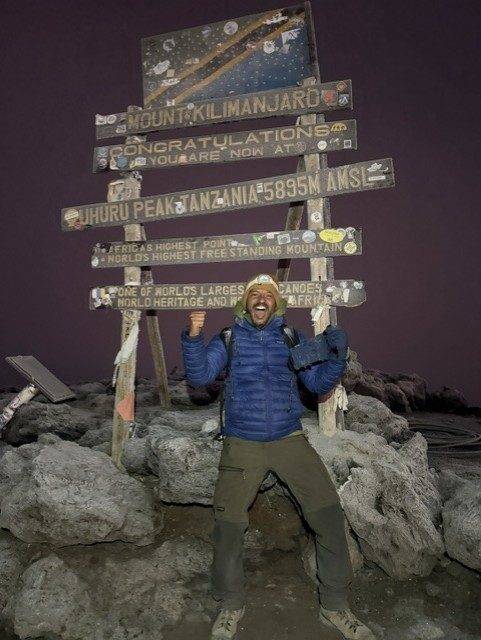 Nuestro líder de viaje, Pedro Queirós, en la cima del Kilimanjaro, 5.895 metros, en agosto de 2026.