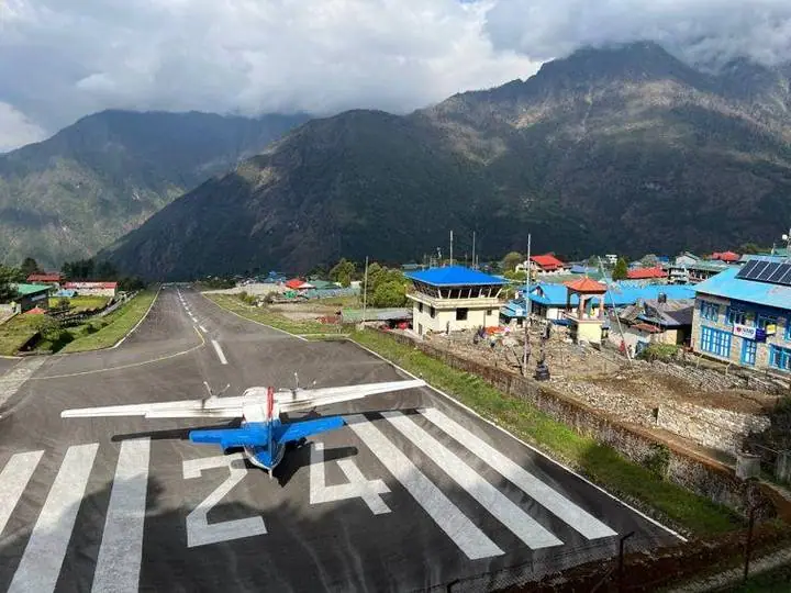 El aeropuerto de Lukla, a 2.800 metros de altitud, es la puerta de entrada al Valle de Solukhumbu, donde INFINITY inicia