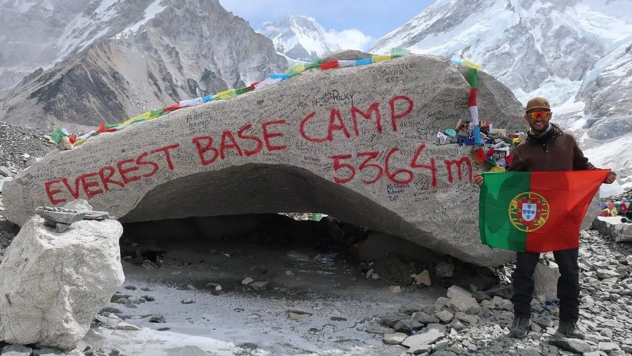 La piedra que señala la llegada al Everest Base Camp a 5.364 metros de altitud, un lugar de gran simbolismo