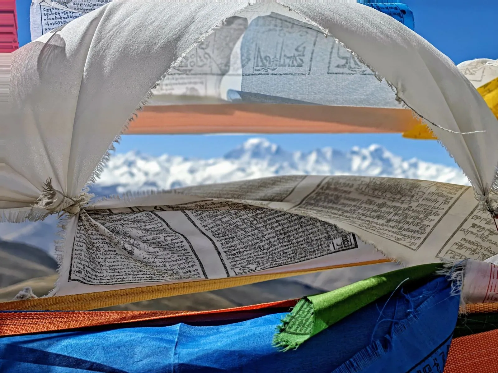 Banderas de oración al viento, con los gigantes del Himalaya en el horizonte.