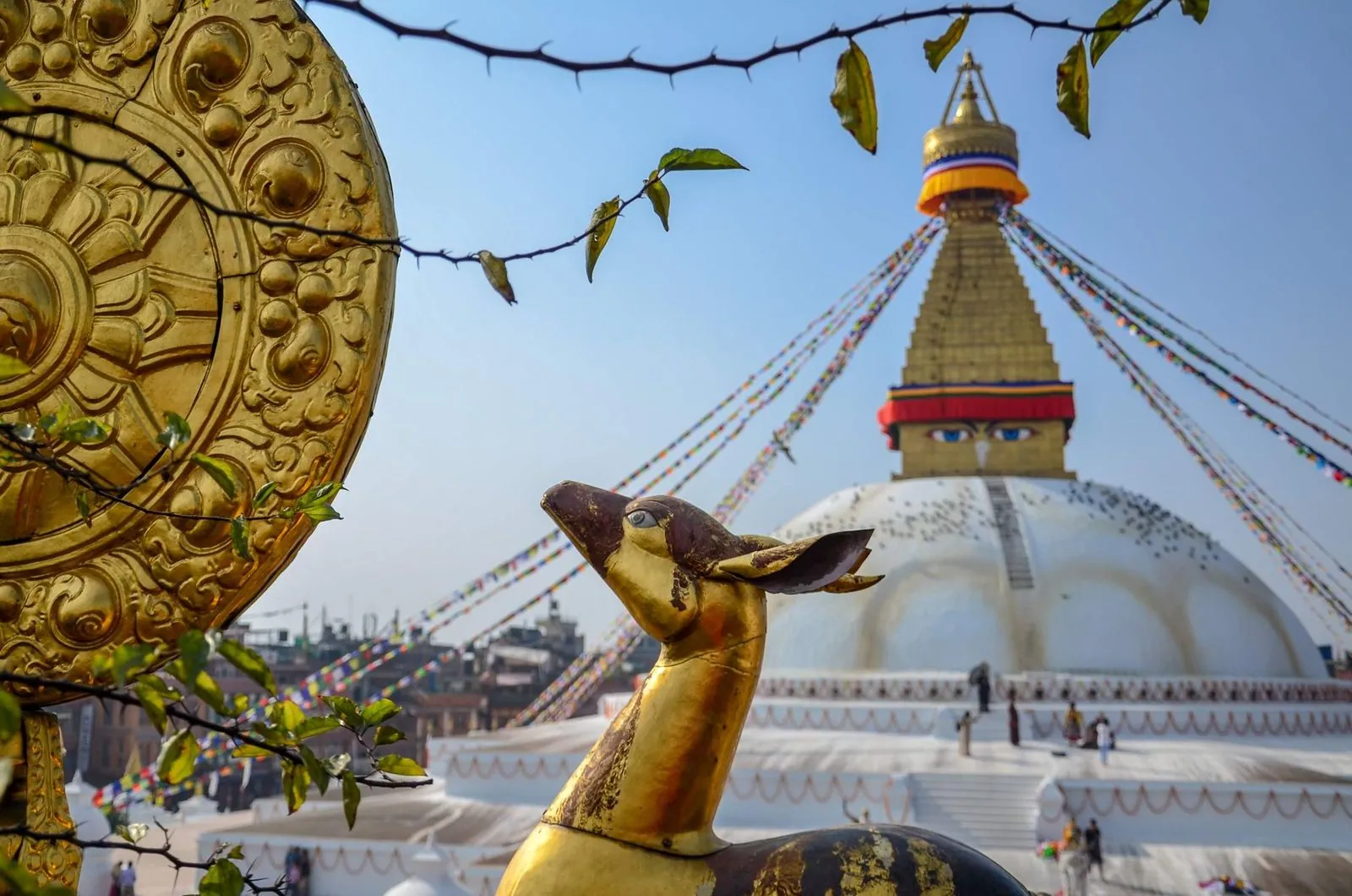 El ciervo dorado y la rueda del Dharma ante la Stupa de Boudhanath, en Katmandú.