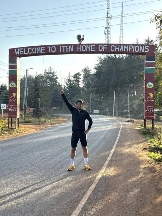 Pedro Queirós, nuestro líder de viaje, junto al mítico arco de bienvenida, situado a la entrada del pueblo de Iten.
