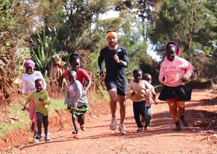 Los niños empiezan a correr desde pequeños en los caminos de tierra roja.