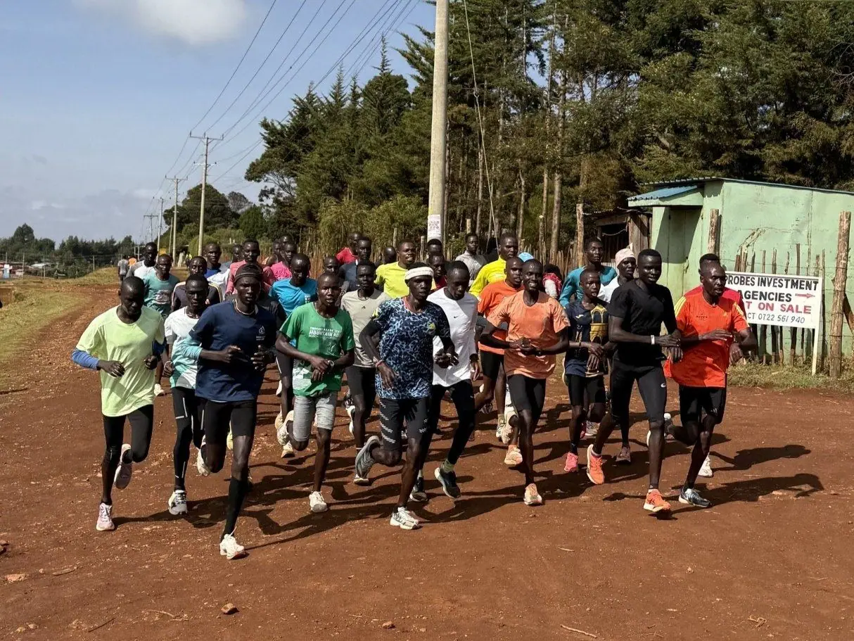 Vamos a visitar la casa de un atleta profesional keniano para saber cómo viven, cuál es su programa de entrenamientos y 