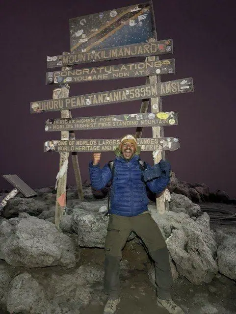 Nuestro líder de viaje, Pedro Queirós, en la cima del Kilimanjaro, 5.895 metros, en agosto de 2026.