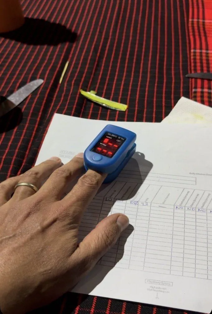 Todas las noches, después de la cena, el equipo INFINITY realizará una medición del nivel de oxígeno en sangre con un ox