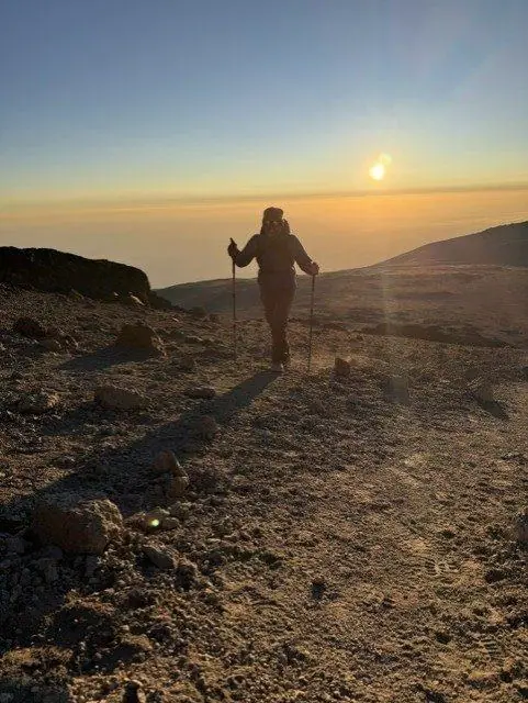 Junto a la zona de la cumbre, a casi 6.000 metros de altitud, vamos a presenciar el amanecer sobre el continente african