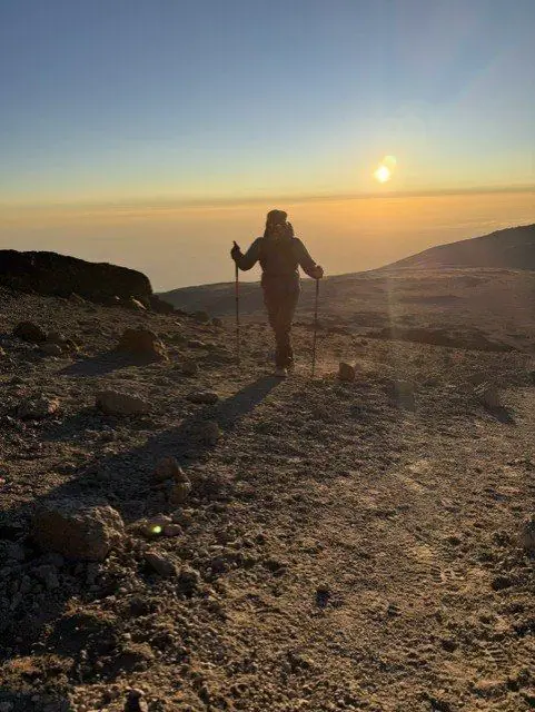 Junto a la zona de la cumbre, a casi 6.000 metros de altitud, vamos a presenciar el amanecer sobre el continente african