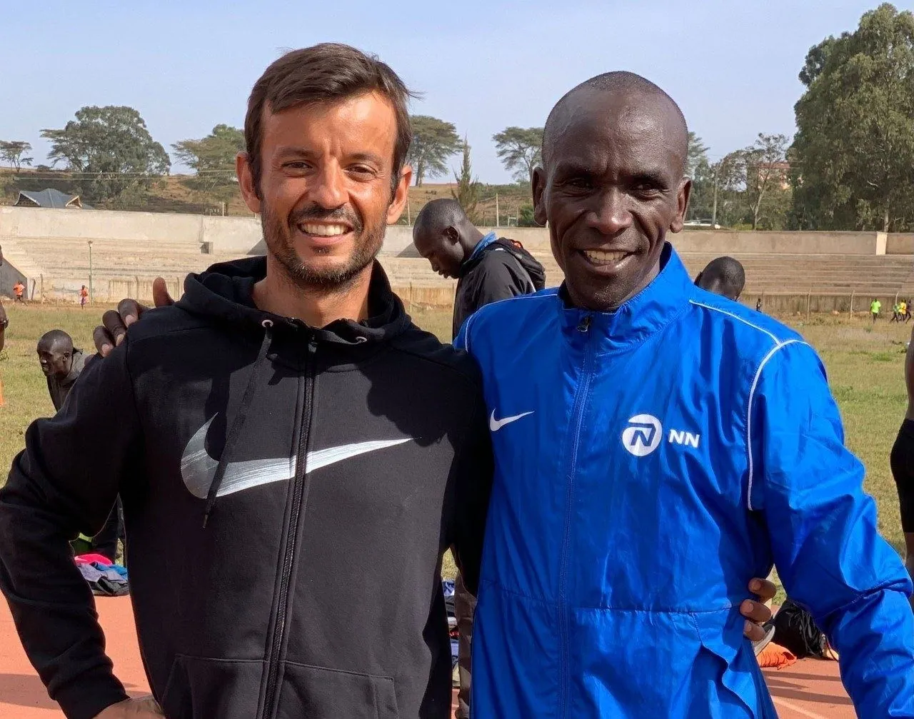 Pedro Queirós con Eliud Kipchoge en el Estadio Kipchoge Keino, Eldoret