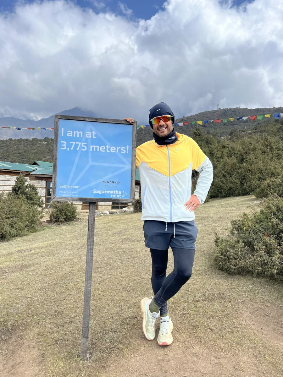 Un portugués corre un maratón en el Everest para alimentar a niños nepalíes